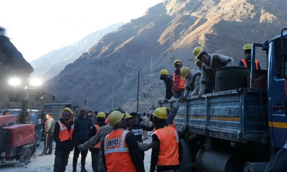 Ινδία: Τραγωδία με 26 νεκρούς μετά την κατάρρευση παγετώνα